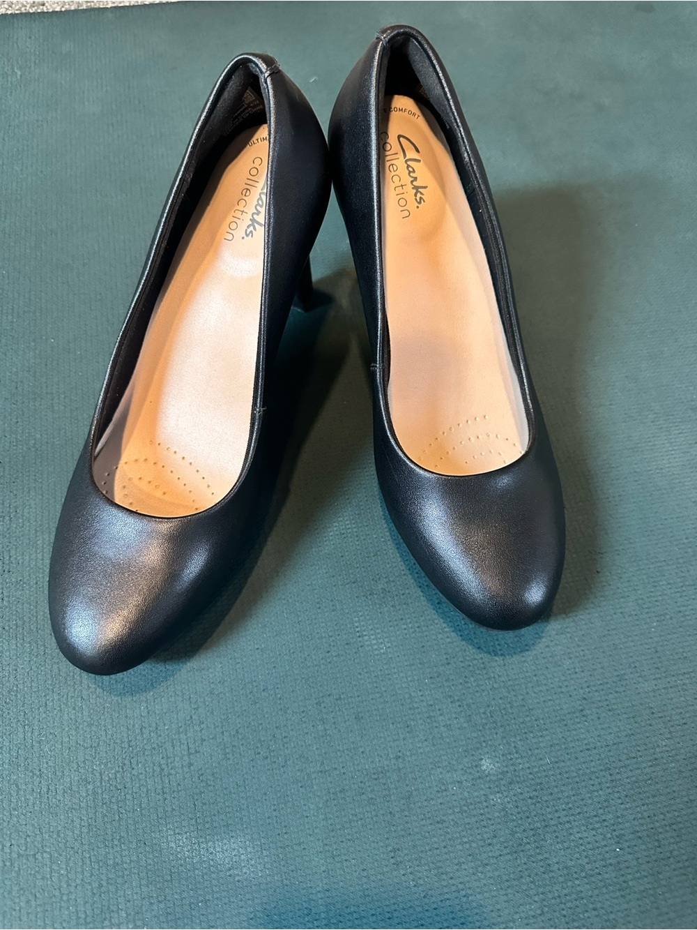 Clarks Black Leather Round-Toe Low Heel Pump
